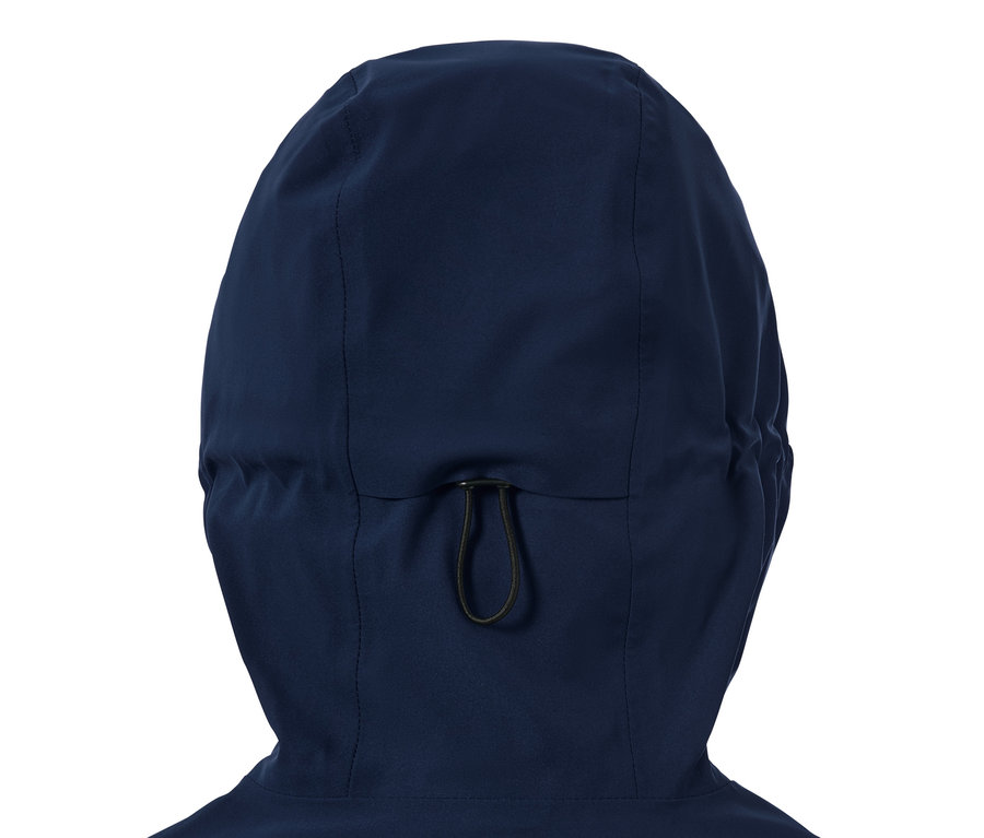 Gros plan sur la capuche d'une veste de sport imperméable bleu foncé.