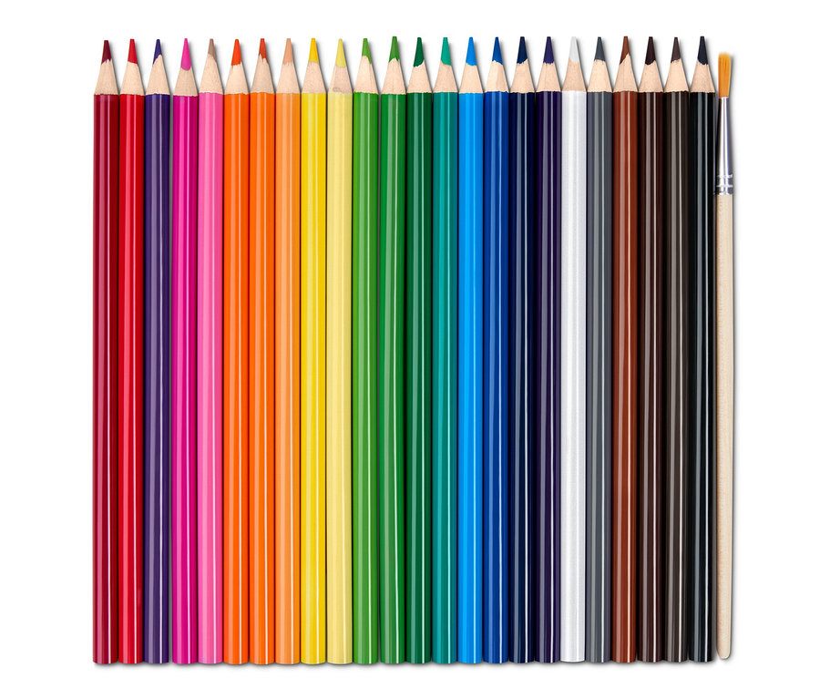 Une rangée de crayons de couleur aquarelle de différentes couleurs, avec un pinceau.