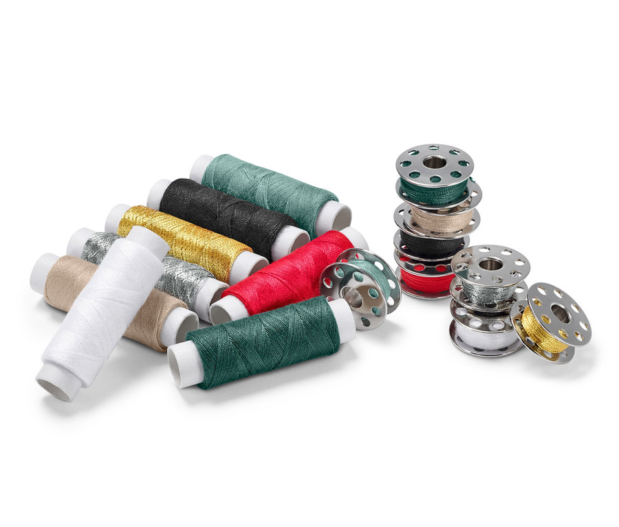 Un kit de fil à coudre de différentes couleurs et bobines.