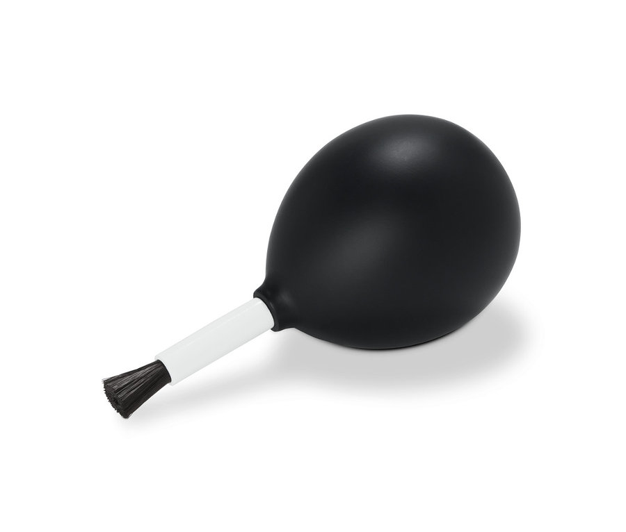 Une brosse soufflante 2 en 1 sur fond blanc.