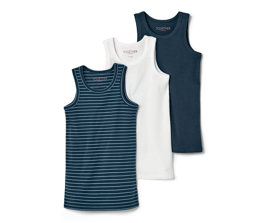 Trois maillots de corps enfant bleus sont présentés : un à rayures, un clair uni et un foncé.