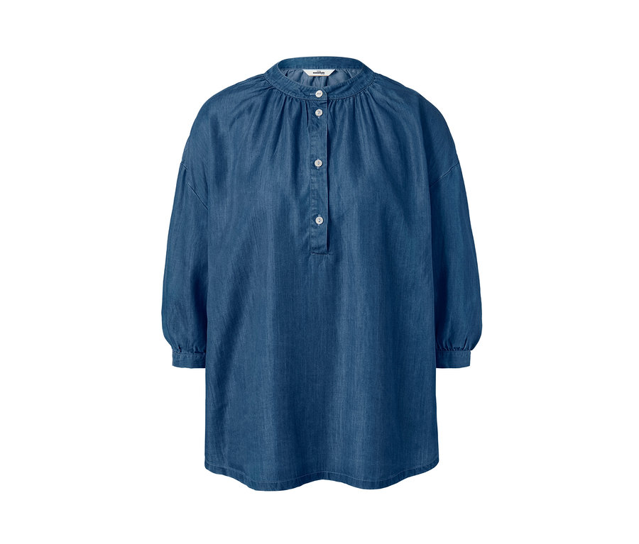 Blouse bleue aspect denim avec boutons.