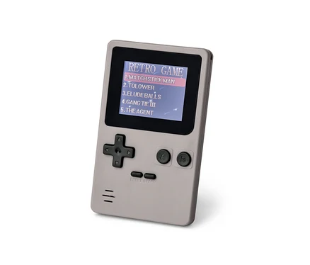 Gros plan sur une mini-console de jeux rétro affichant un menu de jeux.