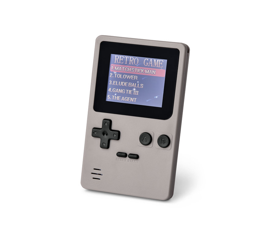 Gros plan sur une mini-console de jeux rétro affichant un menu de jeux.
