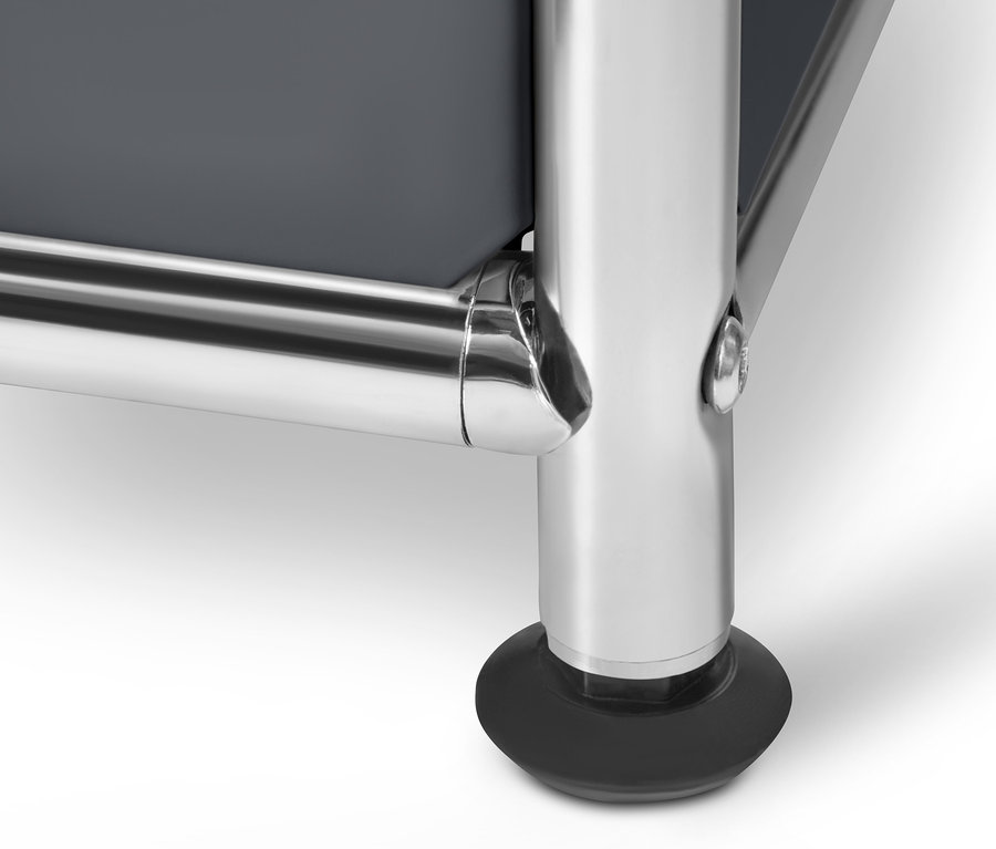 Gros plan sur un système d'armoires en métal « CN3 » gris avec un pied chromé.