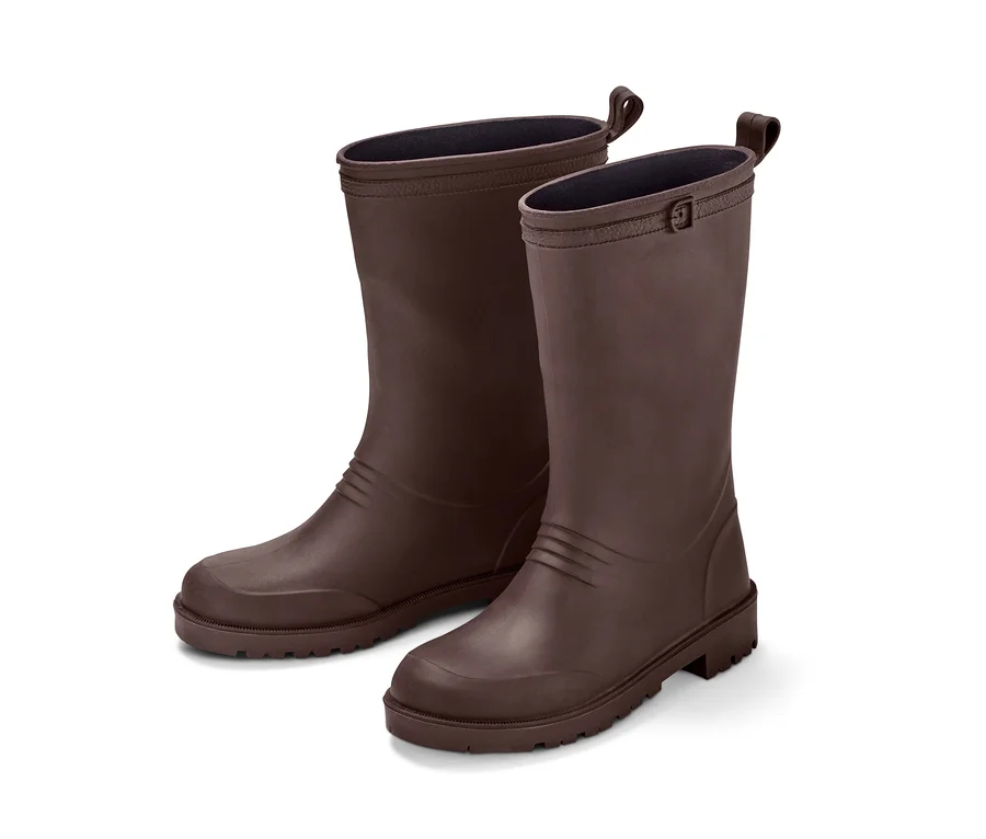 Deux bottes de pluie recyclables marron se tiennent côte à côte sur un fond blanc.