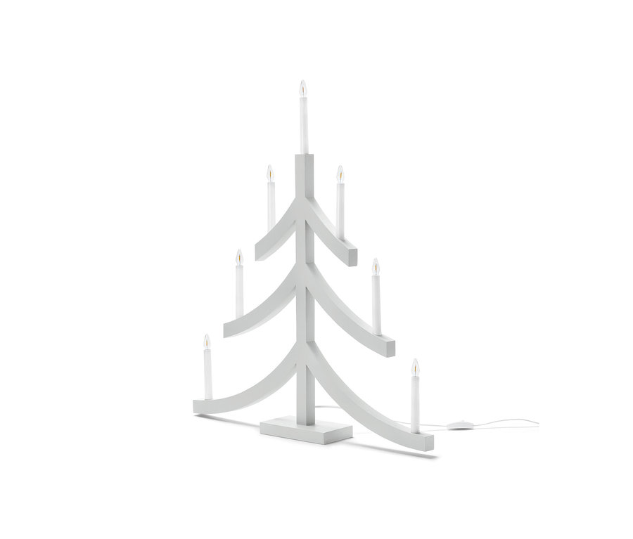 Un chandelier LED XL blanc en forme de sapin de Noël avec sept ampoules.