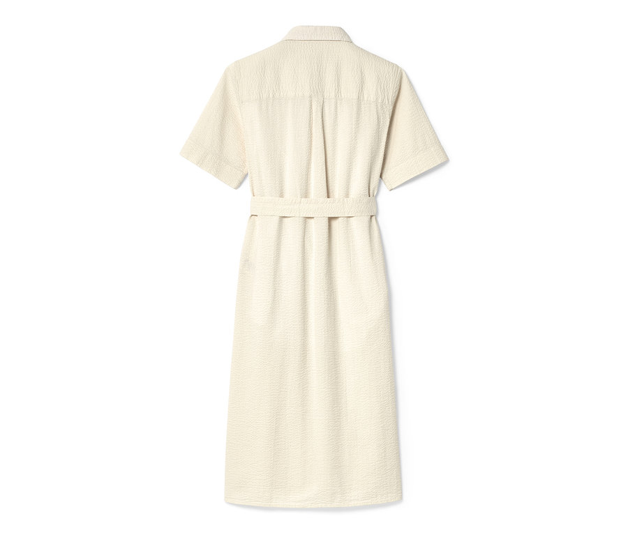 Vue arrière de la robe en seersucker NAH/STUDIO en coton non coloré avec ceinture.