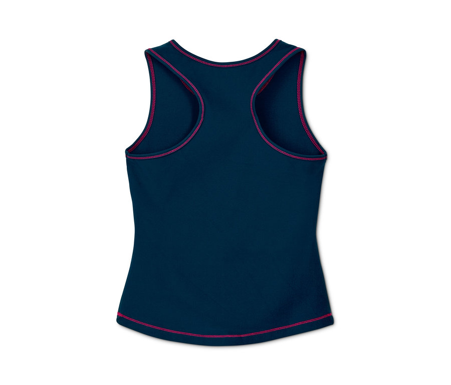 Vue détaillée de dos d'un haut fonctionnel pour enfant en matière recyclée, l'un d'un ensemble de 2. Il est bleu foncé avec des bordures roses.