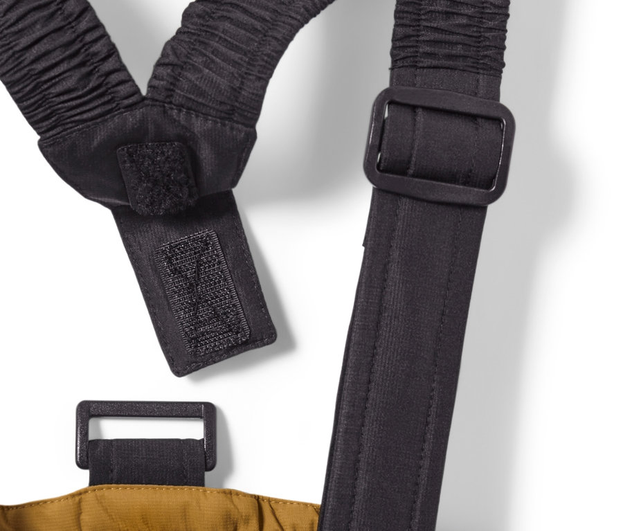 Gros plan sur un pantalon de ski camel pour enfant avec bretelles.
