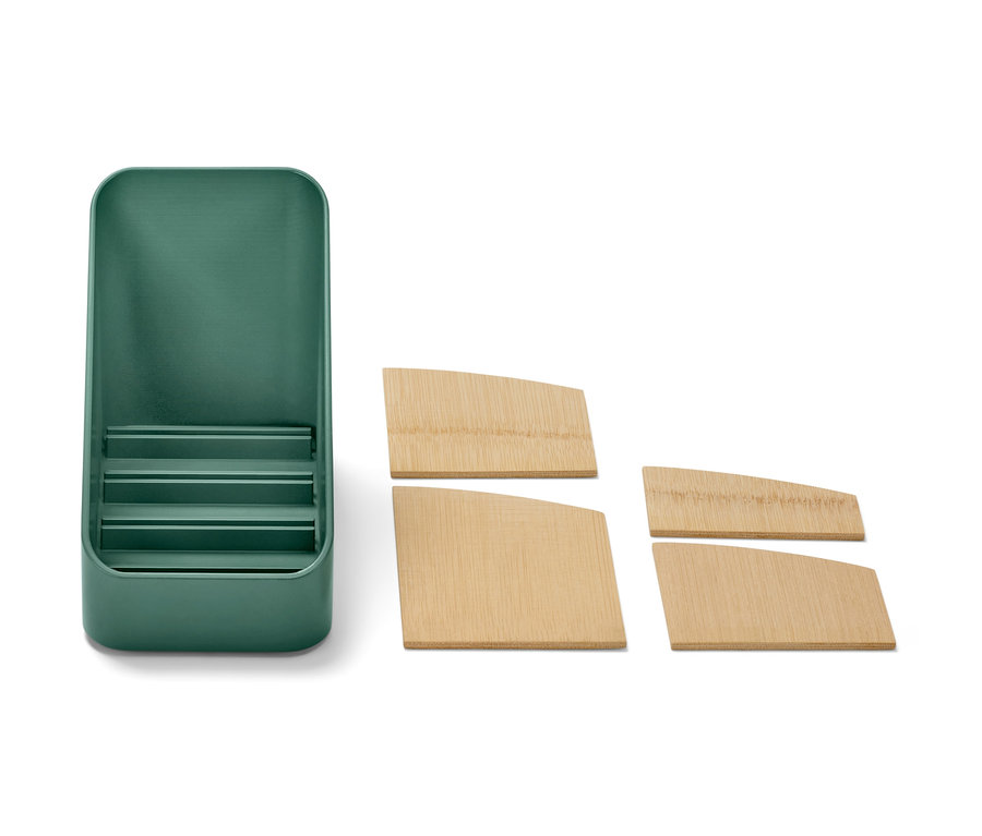 Un support pour ustensiles vert et quatre planches en bois sur un fond blanc.
