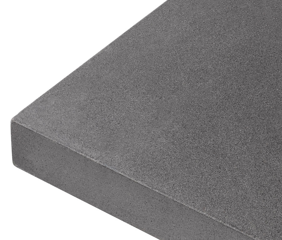 Détail d'une table à manger avec plateau en béton.