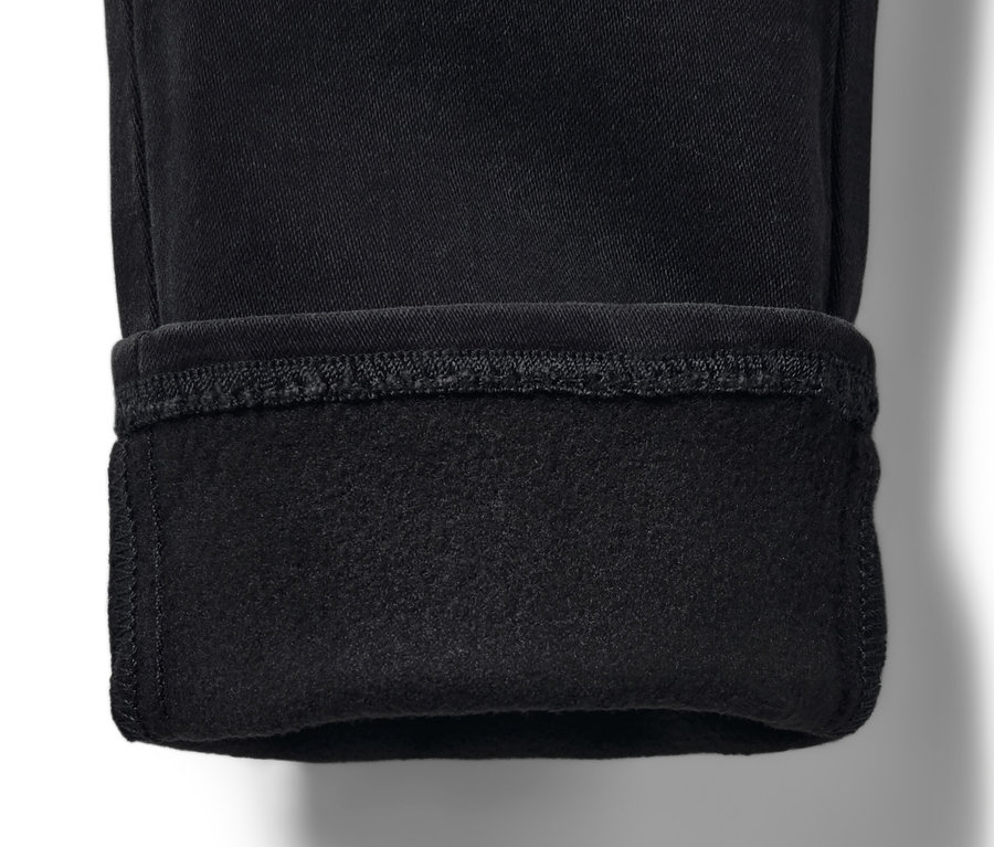Gros plan sur le bas d'un tregging noir pour enfant – Coupe « Jule » avec ourlet retroussé.
