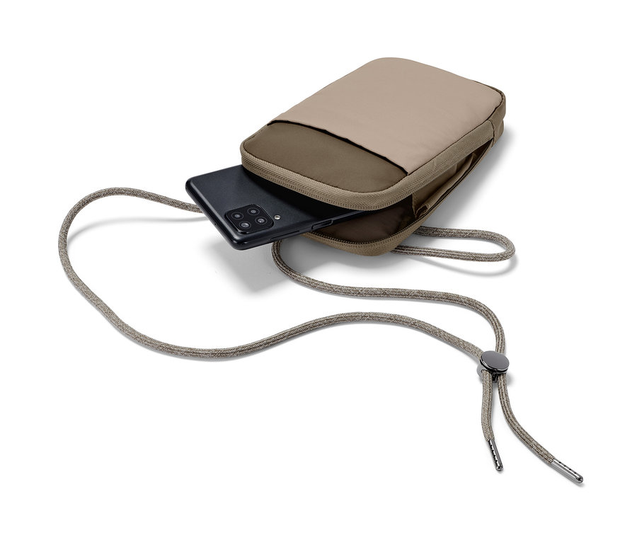 Pochette antigel taupe pour téléphone portable avec un téléphone à l'intérieur et un cordon.