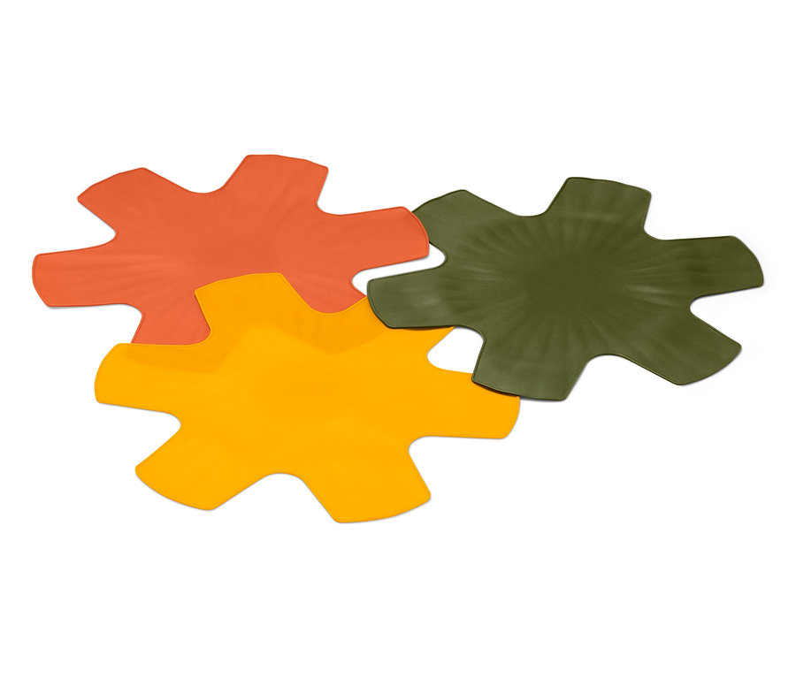 Trois protections pour casseroles en silicone orange, jaune et verte.