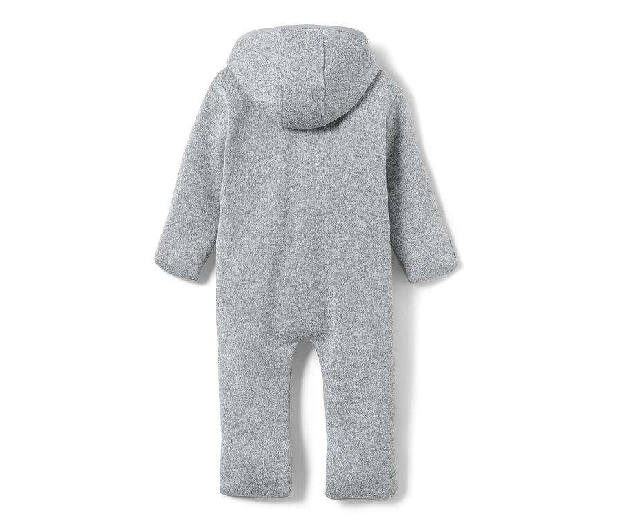 Vue arrière d'une combinaison en polaire tricotée pour bébé grise avec capuche.