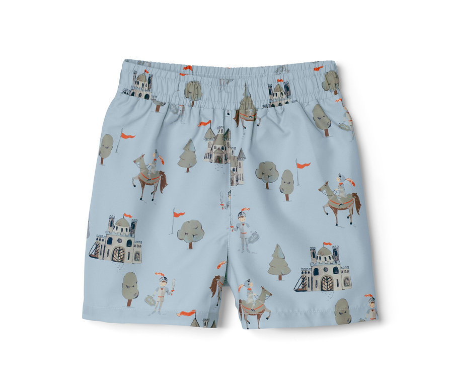 Boardshort pour enfant bleu clair avec motifs de chevaliers, châteaux et arbres.