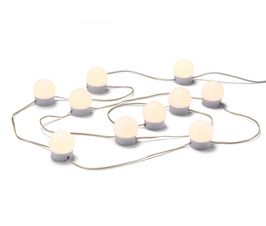 Gros plan d'une guirlande lumineuse USB à LED sur fond blanc.