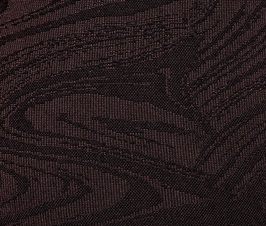 Gros plan sur un legging sans coutures à motif marron foncé.