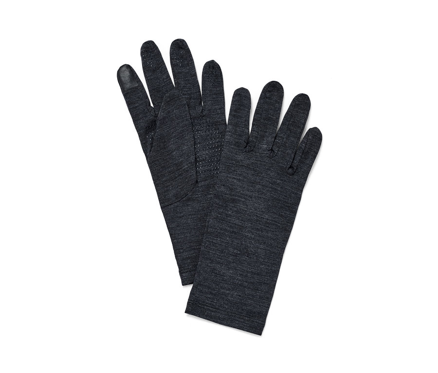 Deux gants en mérinos sont posés l'un sur l'autre.