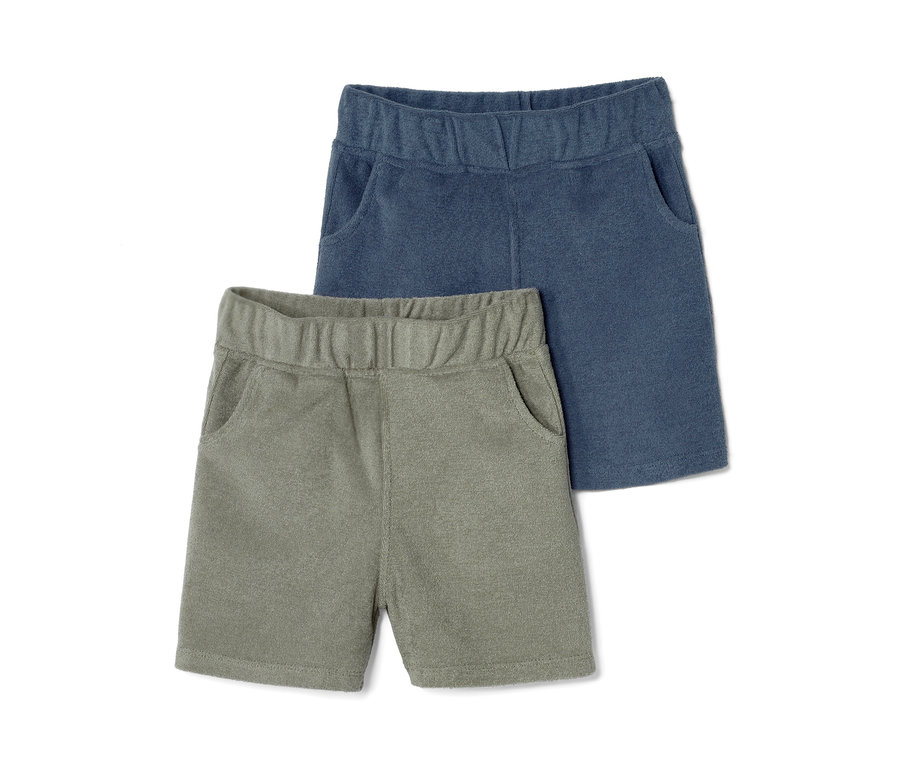 Deux shorts pour enfant, un bleu et un vert.