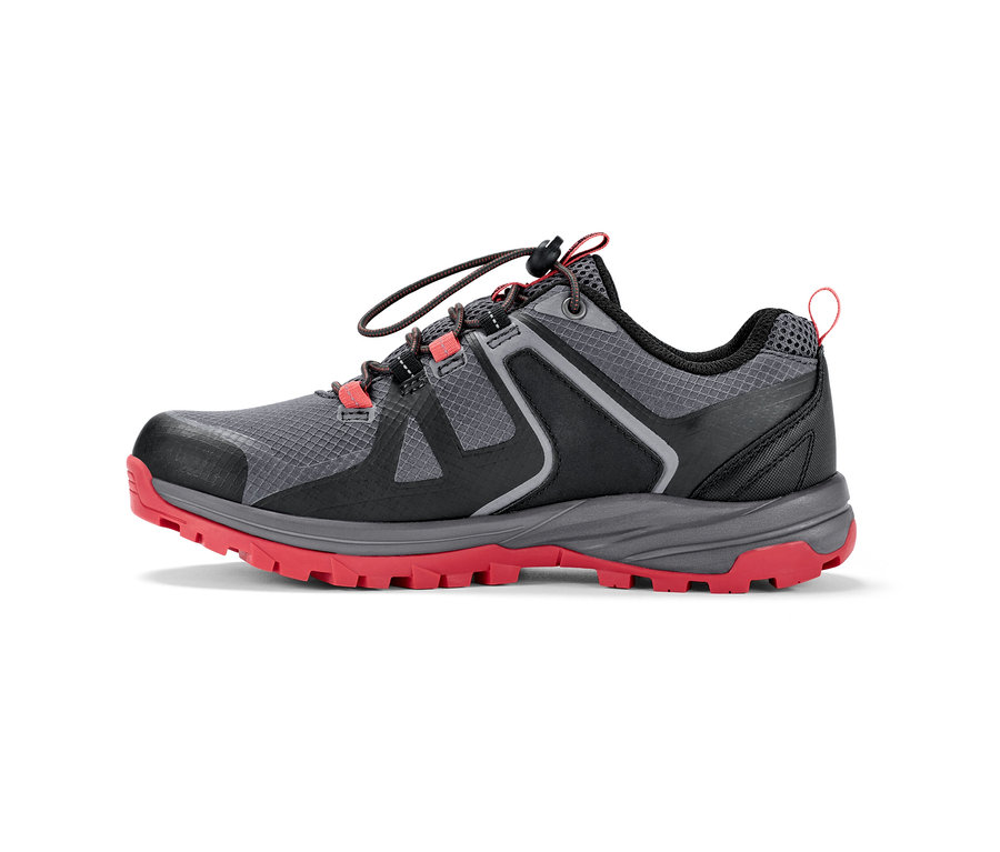 Gros plan d'une chaussure de trekking.