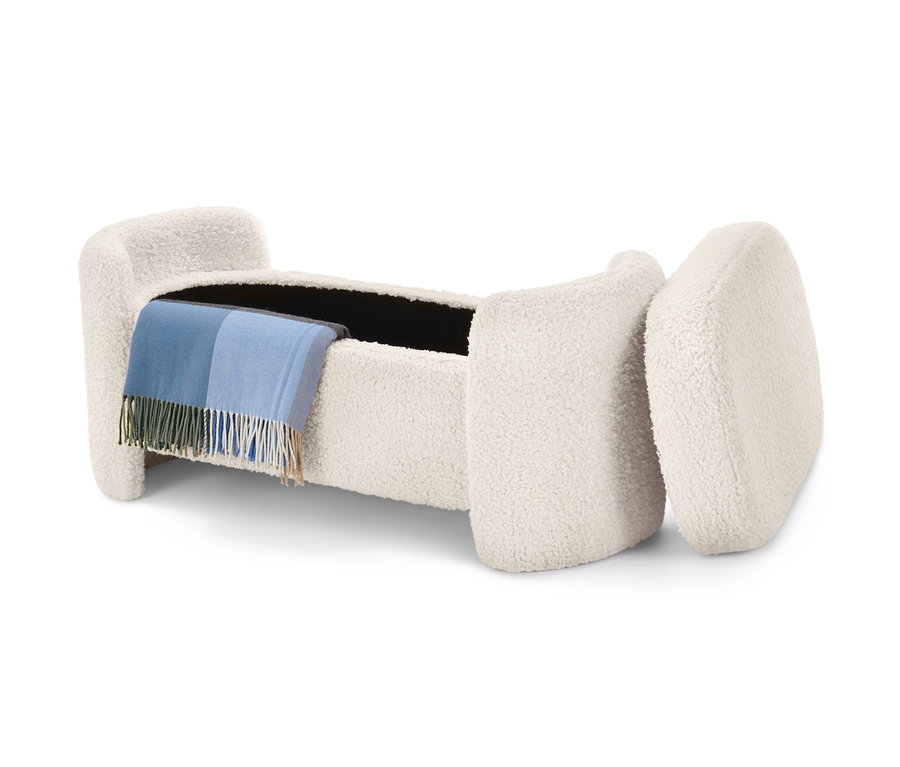 Une banc rembourré avec une couverture bleue.