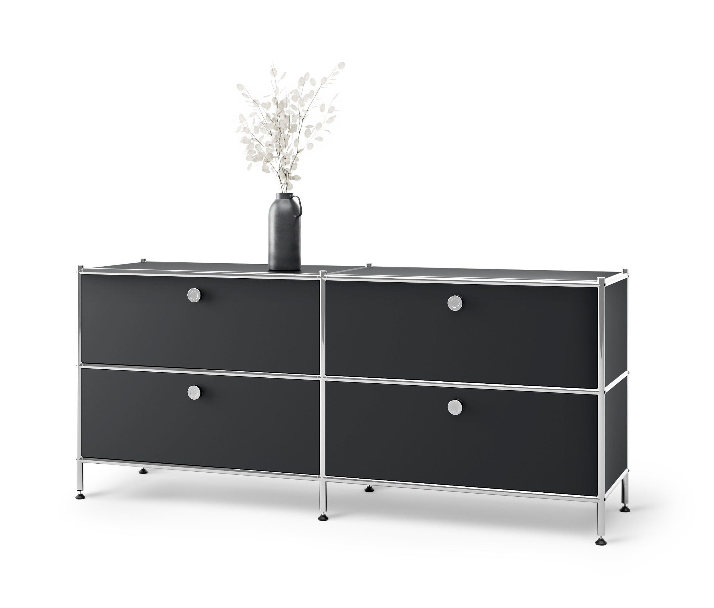 Meuble bas en métal « CN3 » noir avec 4 tiroirs et un vase avec des fleurs blanches sur le dessus.