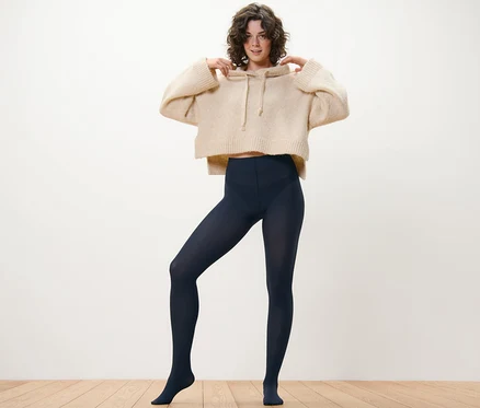 Femme posant en sweat à capuche beige et collant fin bleu marine, 80 DEN, 2 paires.