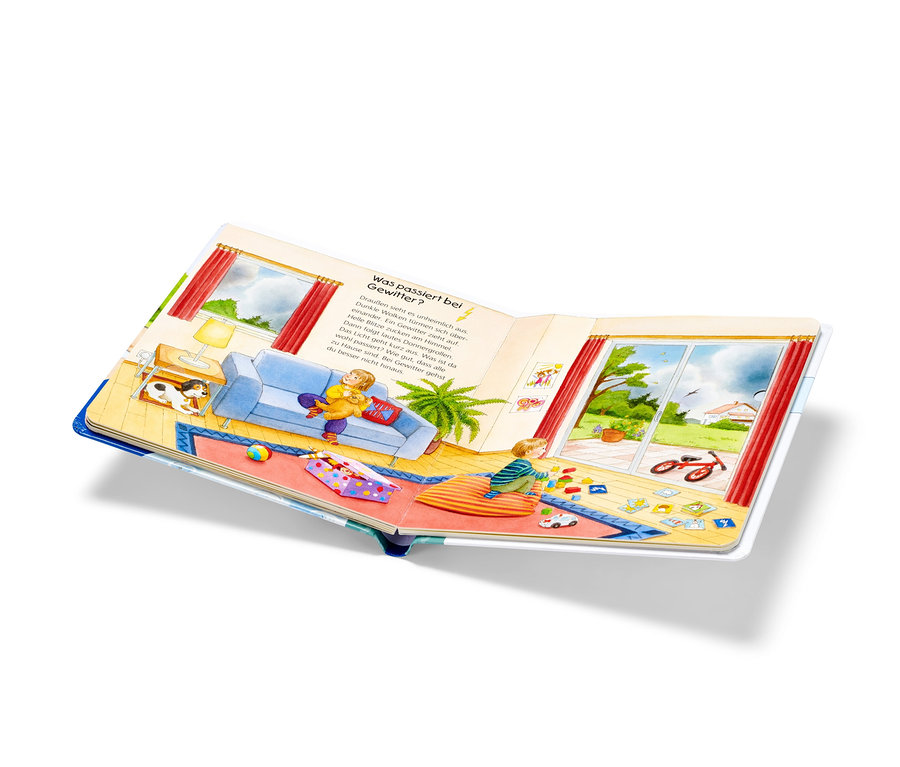 Une illustration dans un livre montre l'intérieur d'une maison pendant un orage. Une fille est assise sur un canapé, un garçon joue avec des jouets sur le sol. Livre : « Sonne, Wind und Regen » (Soleil, vent et pluie).