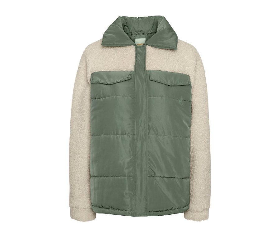 Veste matelassée avec accents teddy, vert sauge et blanc.