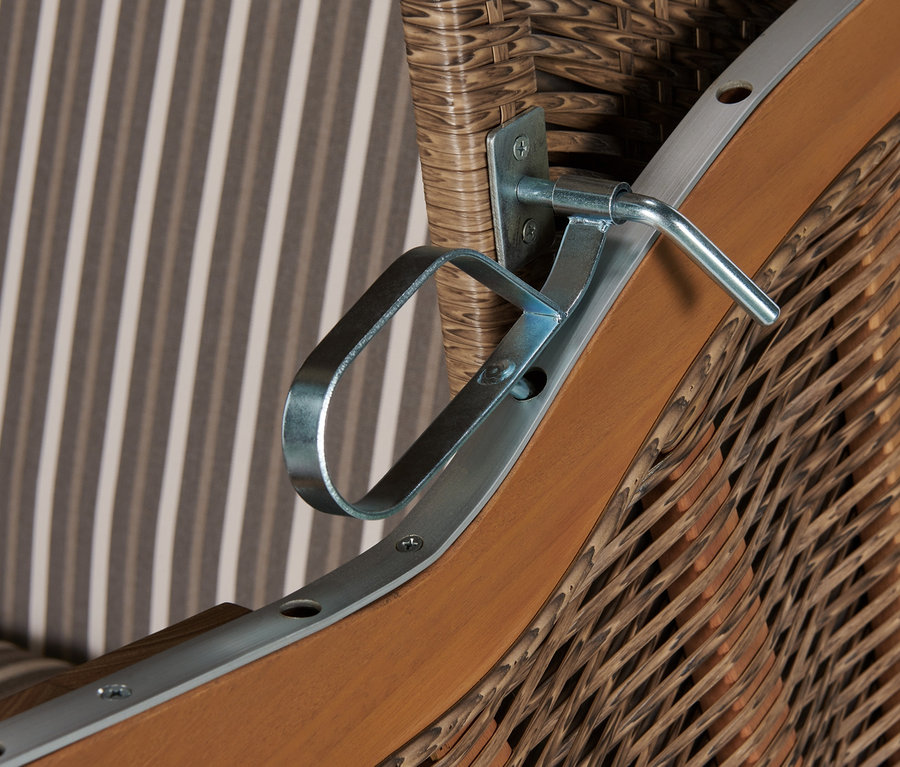 Détail d'une corbeille de plage premium XL avec table rabattable, montrant l'extérieur tressé et le rembourrage rayé.