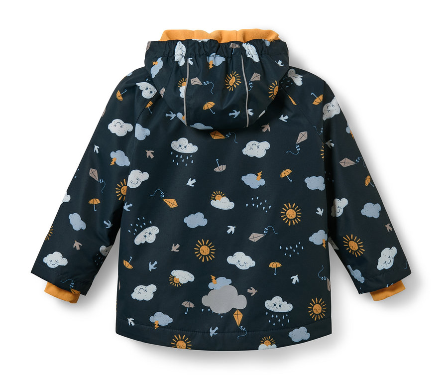 Gros plan sur une veste de pluie thermique pour tout-petit, bleu foncé avec imprimé intégral de nuages, de soleil, de parapluies et de cerfs-volants.