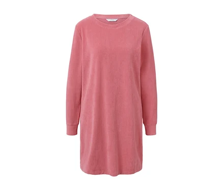 Robe d’intérieur rose à manches longues.