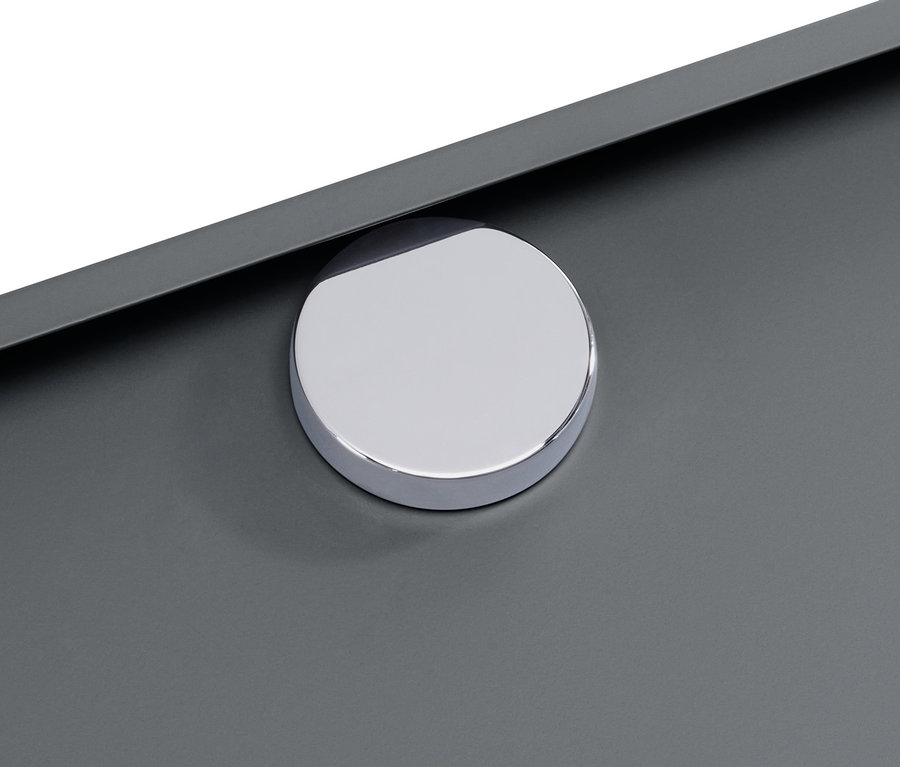 Détail d'un buffet bas « CN3 » gris avec une poignée ronde argentée.