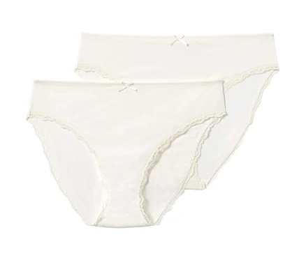 Deux slips couleur crème avec dentelle et un nœud.