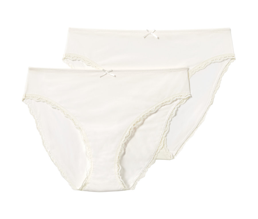 Deux slips couleur crème avec dentelle et un nœud.