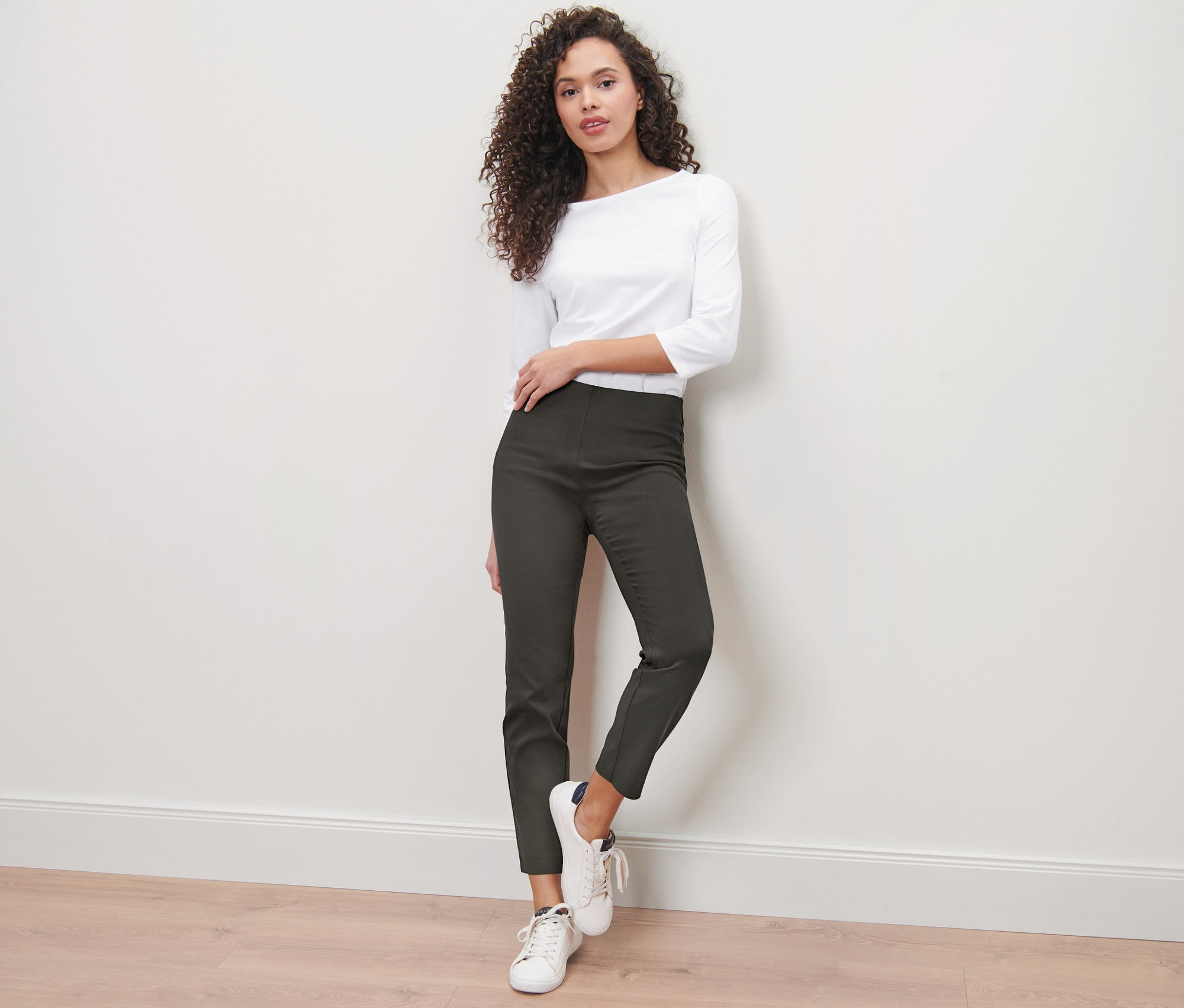 Femme posant en pantalon stretch.