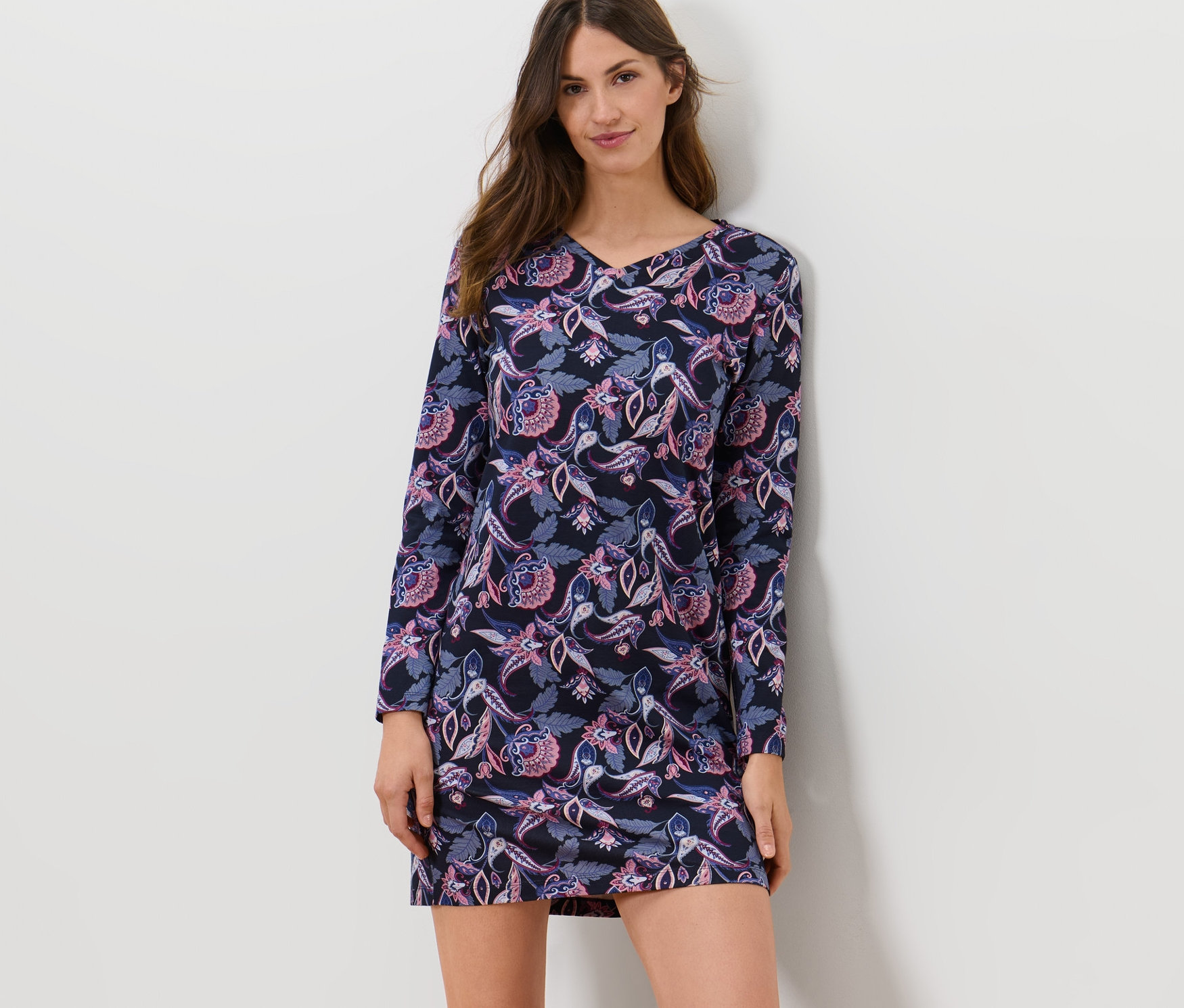 Femme posant en chemise de nuit à motif cachemire.