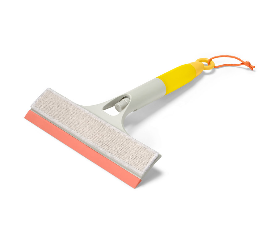 Un racloir 3 en 1 avec une lèvre en caoutchouc orange, un chiffon beige et un manche jaune.