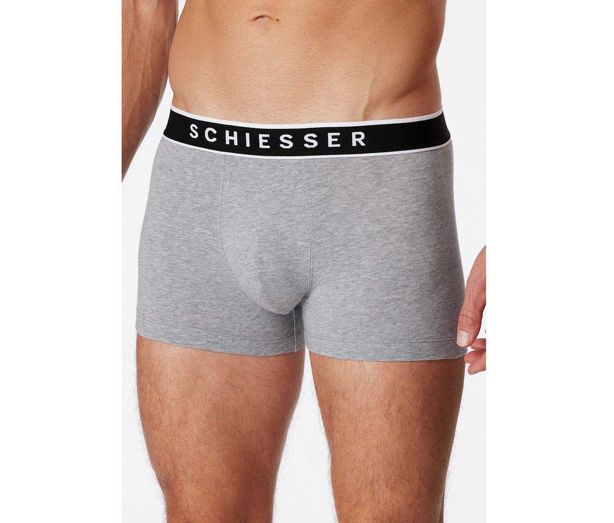 Homme portant un short SCHIESSER gris chiné avec une ceinture noire et un logo blanc.