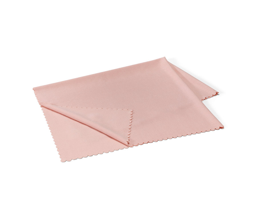 Un grand chiffon de polissage avec une bordure décorative.