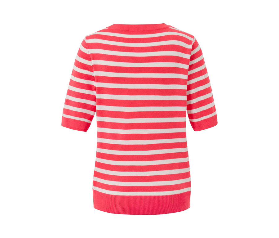 Gros plan sur un pull rayé rouge et blanc en maille fine.