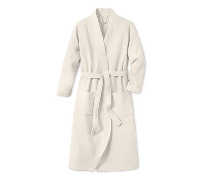 Un peignoir pour femme couleur crème.