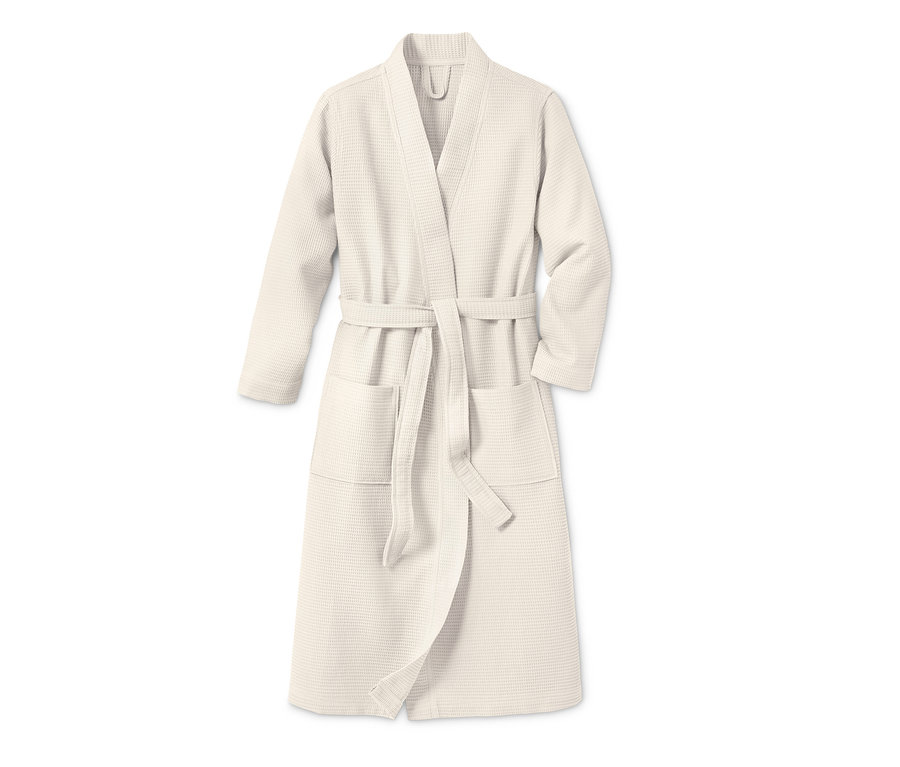 Un peignoir pour femme couleur crème.