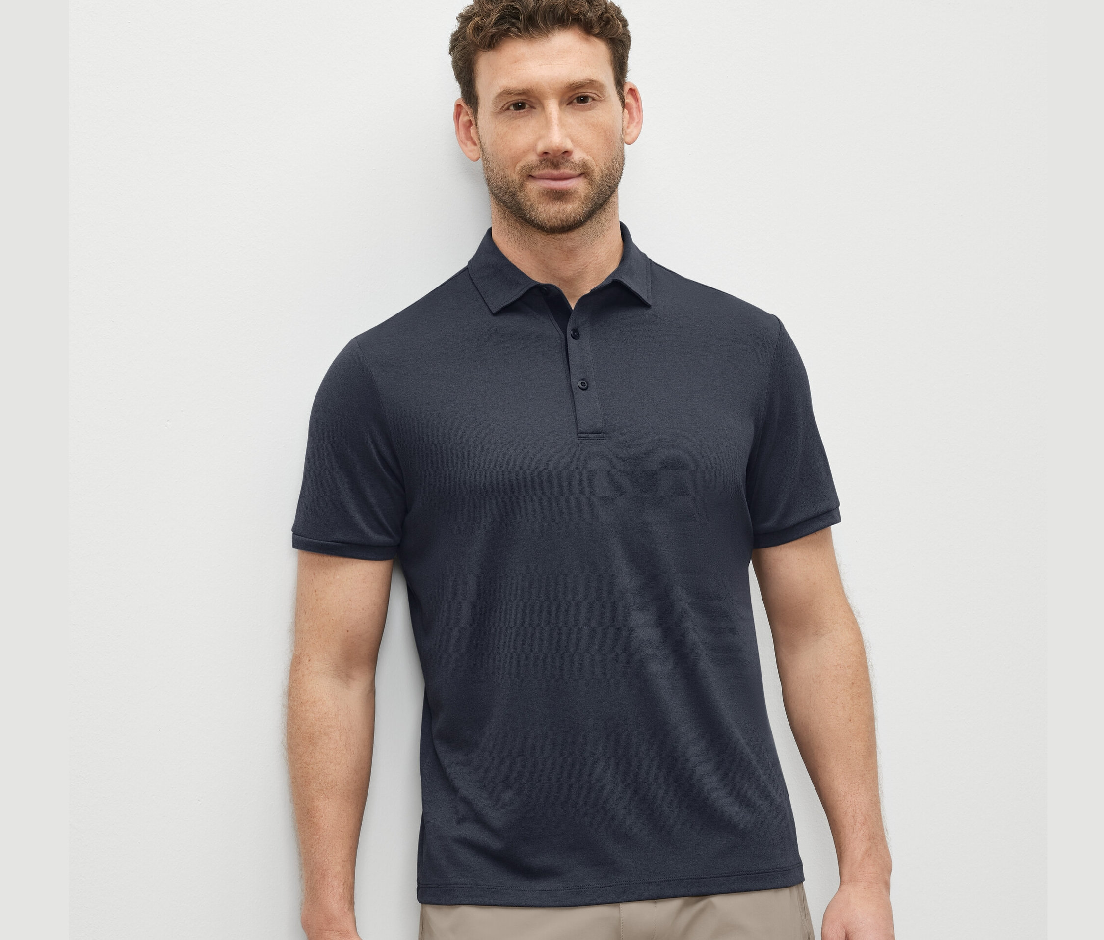 Un homme portant un polo fonctionnel bleu.