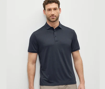 Un homme portant un polo fonctionnel bleu.