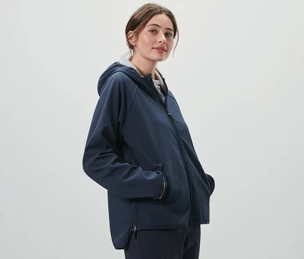 Femme posant en veste softshell.