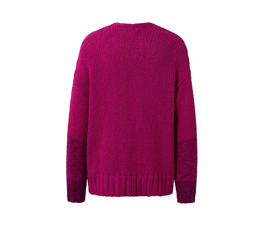 Vue détaillée de l'arrière d'un cardigan violet oversize avec de la laine.