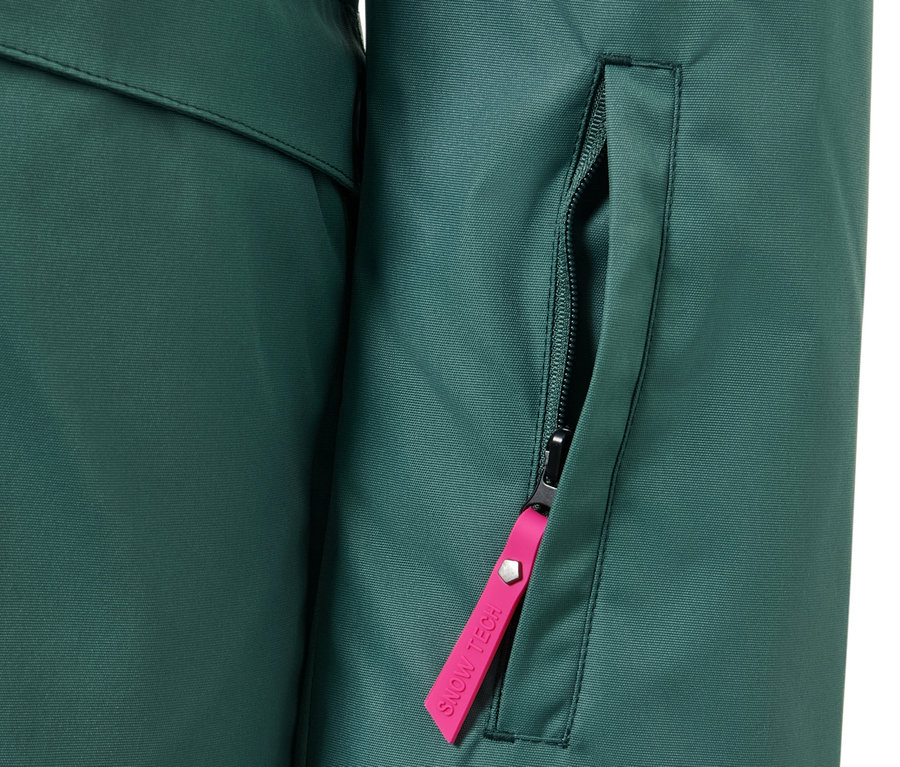 Détail d'une veste de ski et de snowboard avec fermeture éclair et poche.